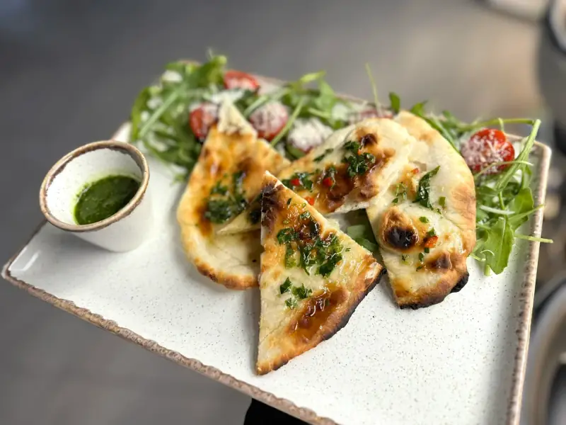 Grzanki z pesto i rukolą — przekąska w restauracji Nowa Sól
